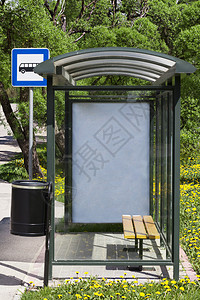 公交车站玻璃后面有广告图片