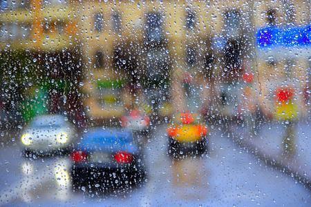 城市街道的窗户后面的雨下在图片