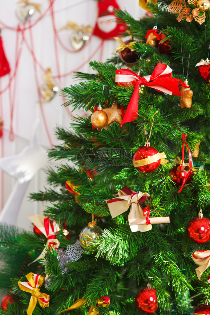 圣诞树和装饰品的圣诞场景图片