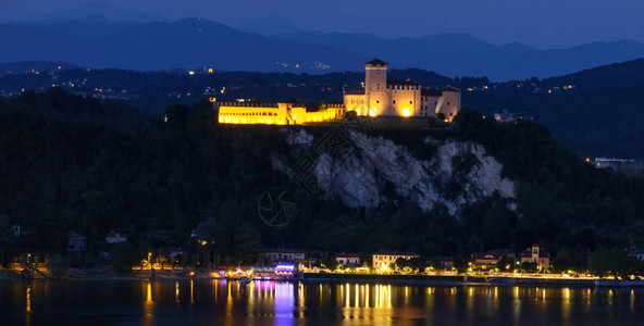 马焦雷湖夜鸟瞰罗卡迪安杰拉城堡图片