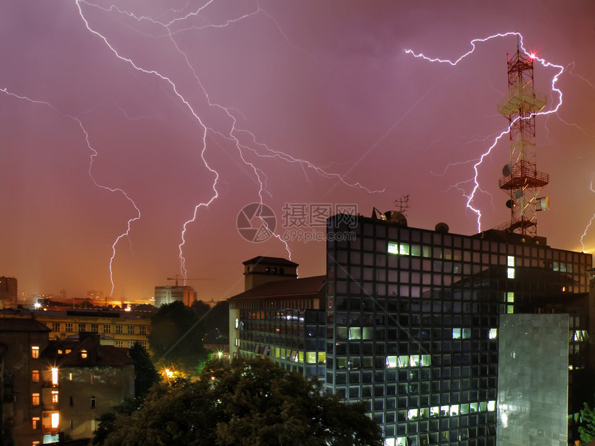 闪电风暴在电视台大楼上空图片