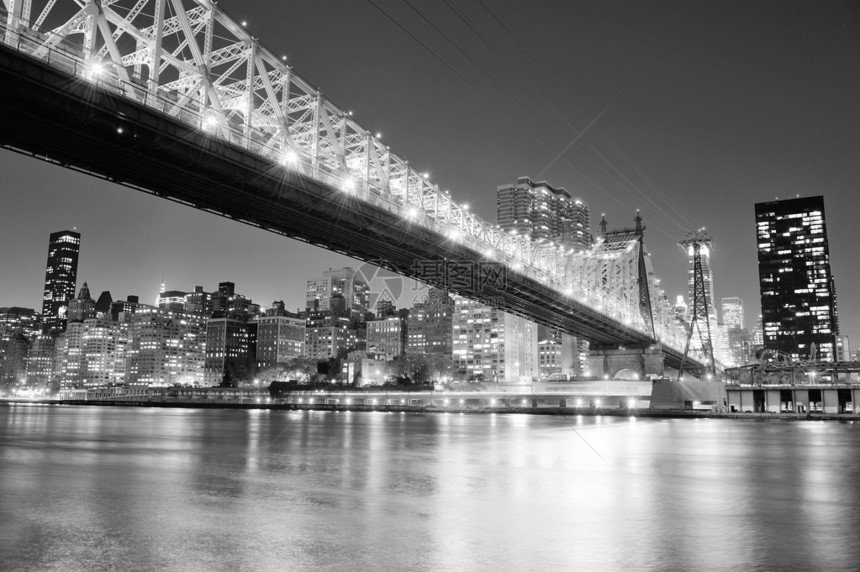 位于纽约市东河的皇后区伯罗大桥夜晚黑白无比河流反射和曼哈顿中图片