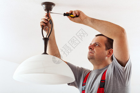 电工安装吸顶灯安装电线罩图片