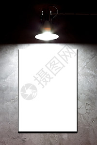 混凝土墙上的空白板上的灯背景图片