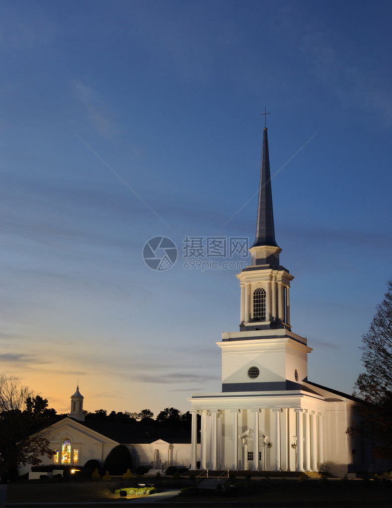 乡村地区南部浸信会教堂的尖顶图片