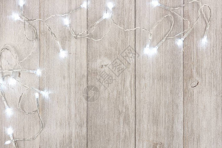 白圣诞节灯光角落边界在浅灰木本图片