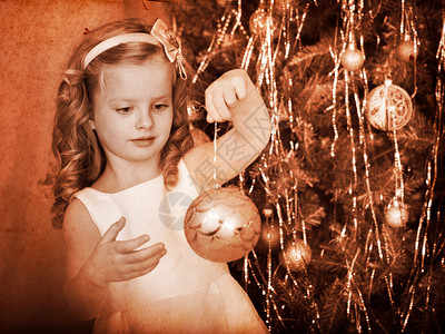 孩子在圣诞树上装饰黑白复古图片