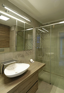 公寓内的现代最小浴室图片