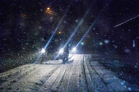 冬季暴风雪时驾驶汽车图片