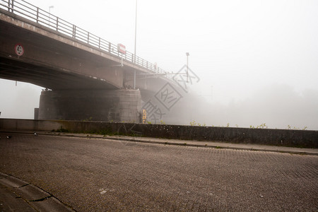 当天早上这座桥在浓雾中图片
