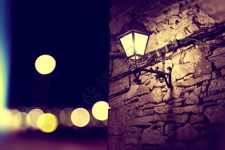 城市灯光和外墙的灯柱夜间St图片
