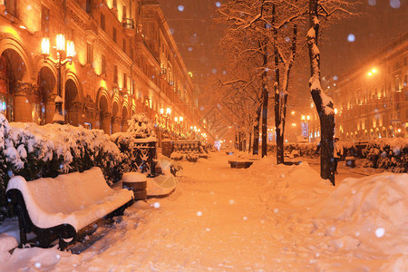 街道照亮了白雪图片