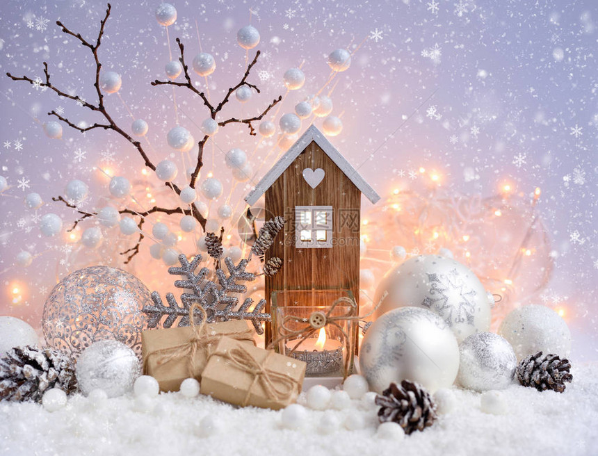 装饰球玩具屋和雪上蜡烛的圣诞成图片