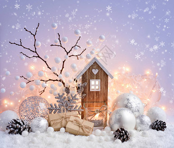 装饰球玩具屋和雪上蜡烛的圣诞成图片