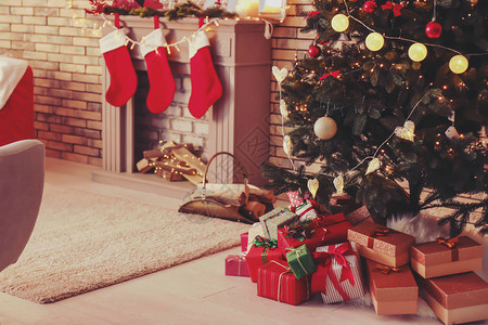枞树下的圣诞礼物图片