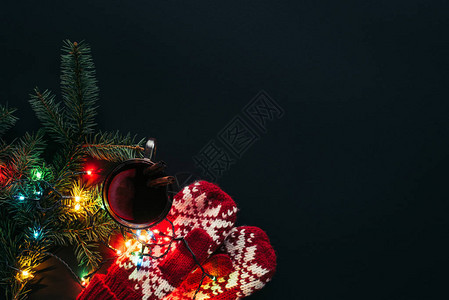在黑色圣诞节概念上被孤立的葡萄酒加兰酒和手图片