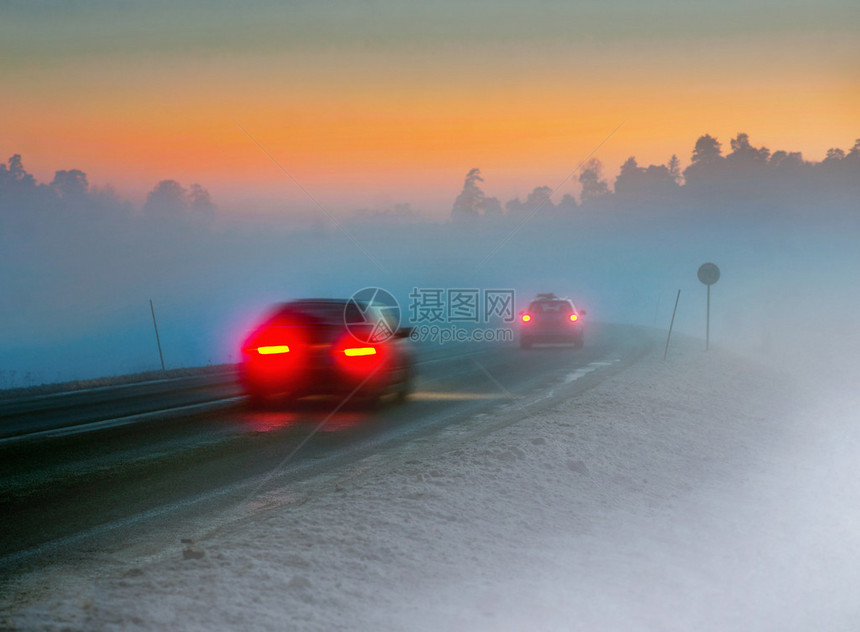 黑雾冬夜路上汽车尾灯图片