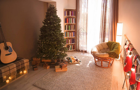时尚的室内装饰有美丽的圣诞树图片