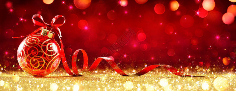 红色圣诞球体与金色闪光蝴蝶结图片