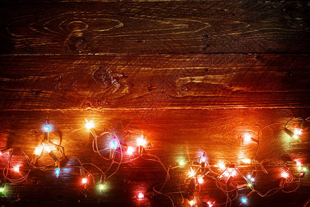圣诞灯背景质朴的圣诞xmas背景与木板与五颜六色的灯光和自由文本空图片