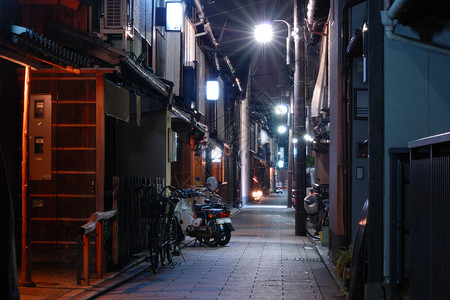 在城市东部众所周知的Gion地区非常传统的京都夜街上图片