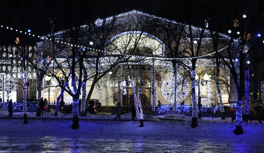 莫斯科木和建筑的冬季图片