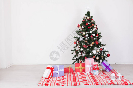 圣诞室内圣诞树和礼物花环201920图片