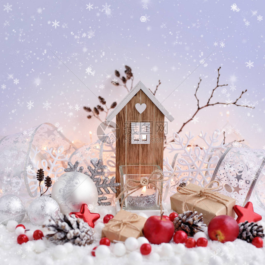 装饰球的圣诞装饰品玩具屋和雪上的蜡图片