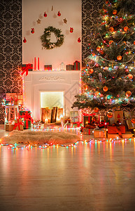 带壁炉节日照明的圣诞圣诞灯蜡烛圣诞树闪亮的装饰品和花环现代室内设计图片