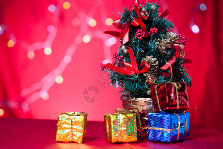 浅色背景的圣诞树和礼物图片