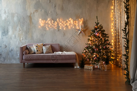 用树和灯装饰圣诞节的黑暗阁楼客厅图片