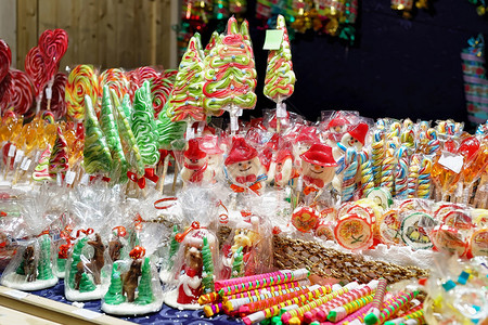在立陶宛维尔纽斯的圣诞市场上摆满传统色彩缤纷的节日糖果糖果在这些市场上很受欢迎背景图片