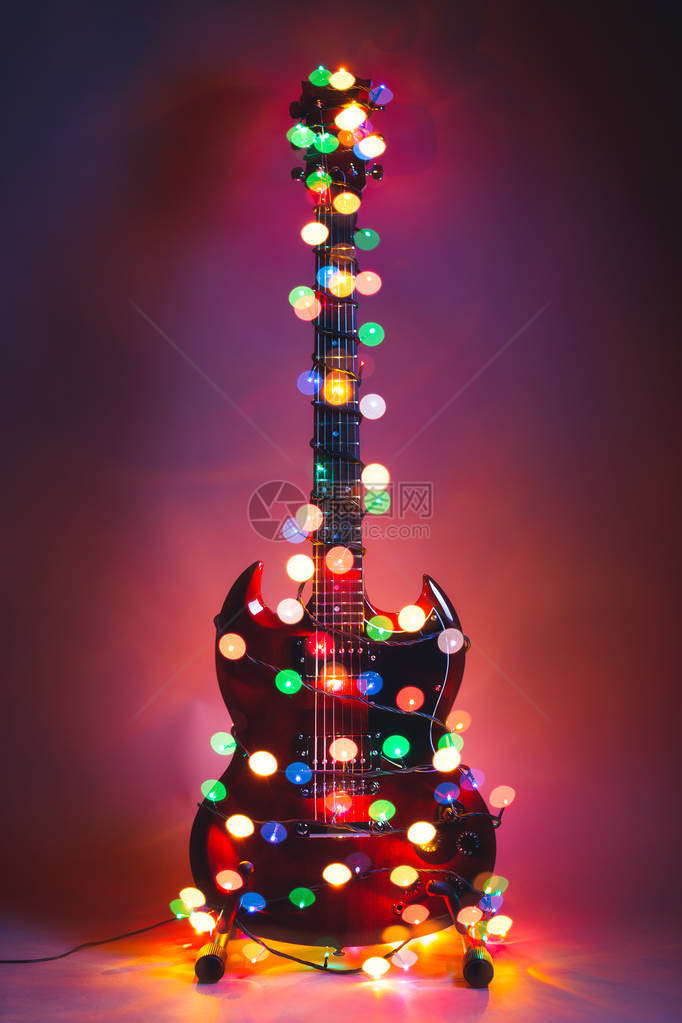 带圣诞花环灯的电吉他图片