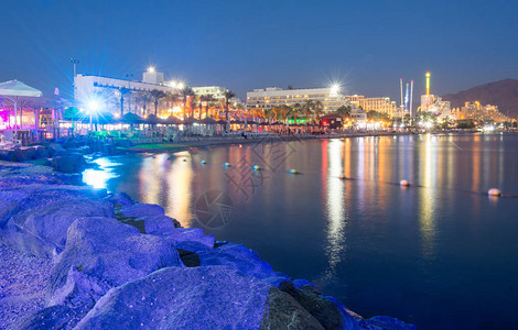 红海湾亚喀巴湾伊拉特港的日落和蓝色时段是以色列的主要度假胜地图片