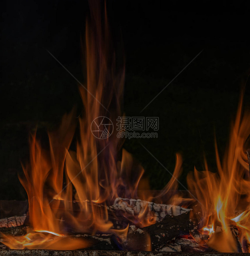 红火烧柴在黑色背景上提图片