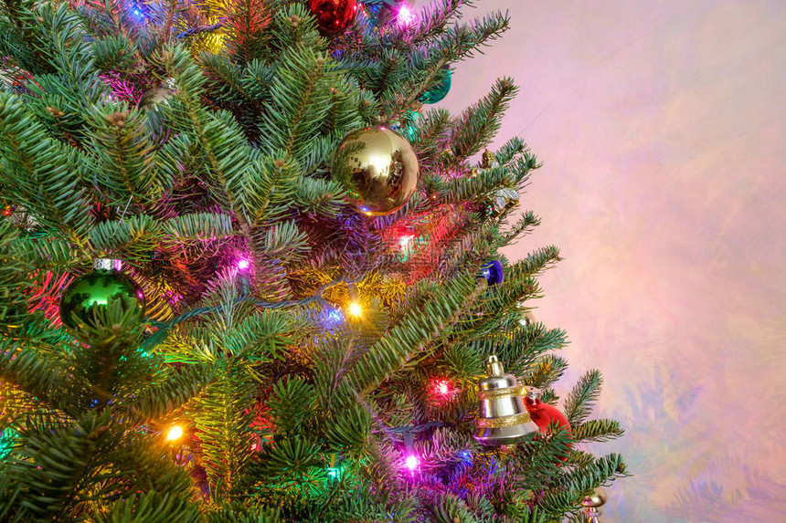 圣诞树配有装饰和绳带灯光的季节图片