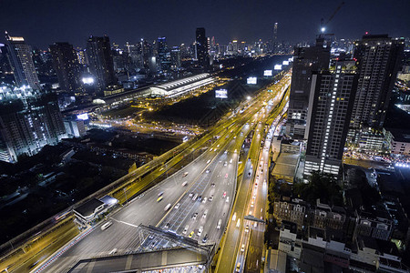 空中观察道路交通和夜间在Bangkok的城图片