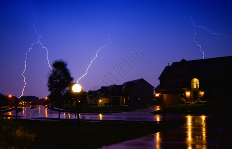 在印第安纳波利斯郊区发生严重雷暴时几枚图片