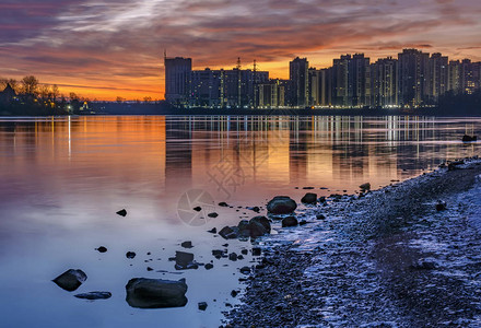 俄罗斯圣彼得堡Rybatskoye区Neva河的亮图片