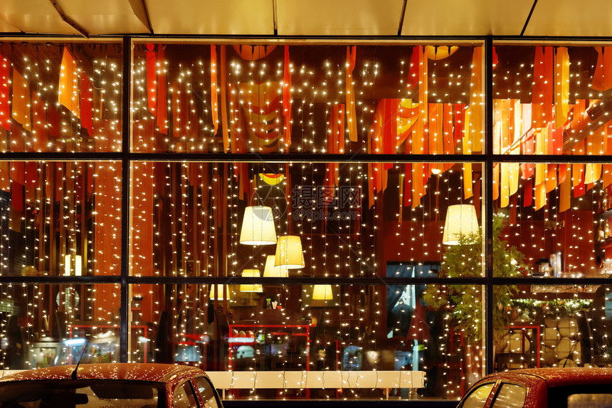 夜间餐厅橱窗的圣诞灯饰图片