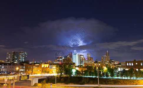 丹佛天际线上的闪电照亮了夜空图片