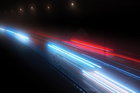 夜间灯光模糊的高速公路交通背景图片
