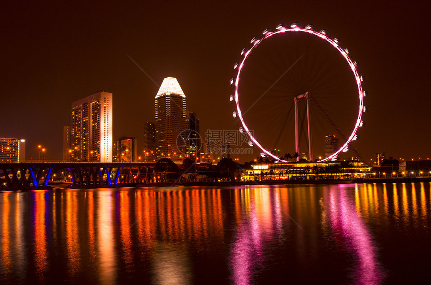 新加坡摩天观景轮和夜间天际线图片