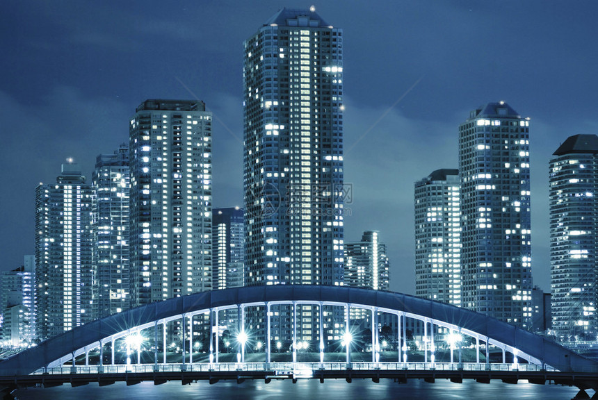 东京津岛区和江井桥的现代建筑夜幕寒图片