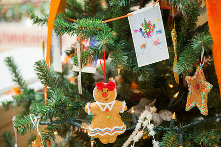圣诞树装饰与一些漂亮的cockies高清图片