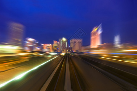 黄昏时的城市夜间交通景色图片