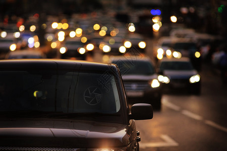 有模糊的汽车灯的晚上路图片