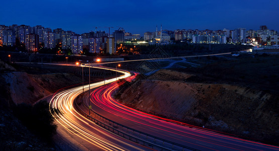 晚上高速公路上的汽车图片