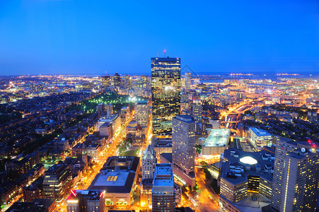 波士顿的空中景象与摩天大楼在黄昏城图片