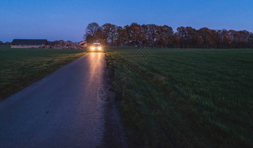 黄昏时在乡村公路上驾车时有图片
